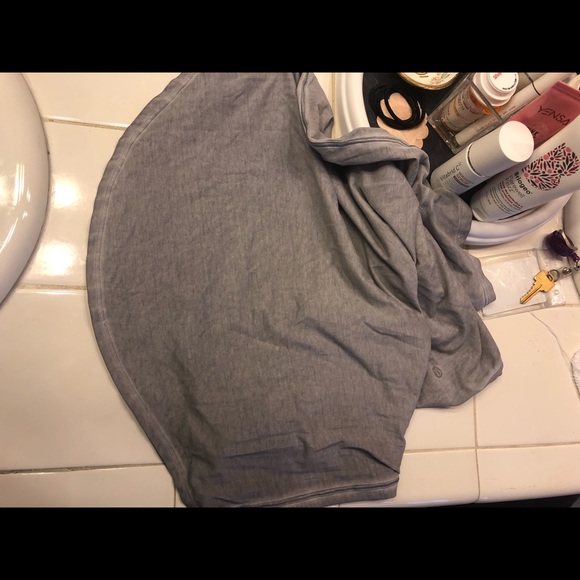 Lululemon short sleeve gray tee. Size 6 - Picture 2 of 5